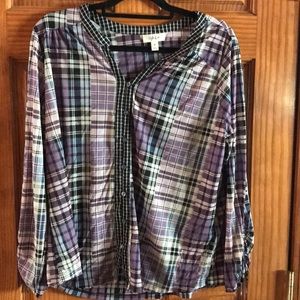 V-neck Blouse with 3/4 length sleeves.